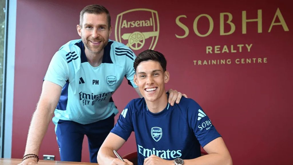 Per Mertesacker with Alexei Rojas signing his first professional contract with Arsenal (Photo via Arsenal.com)