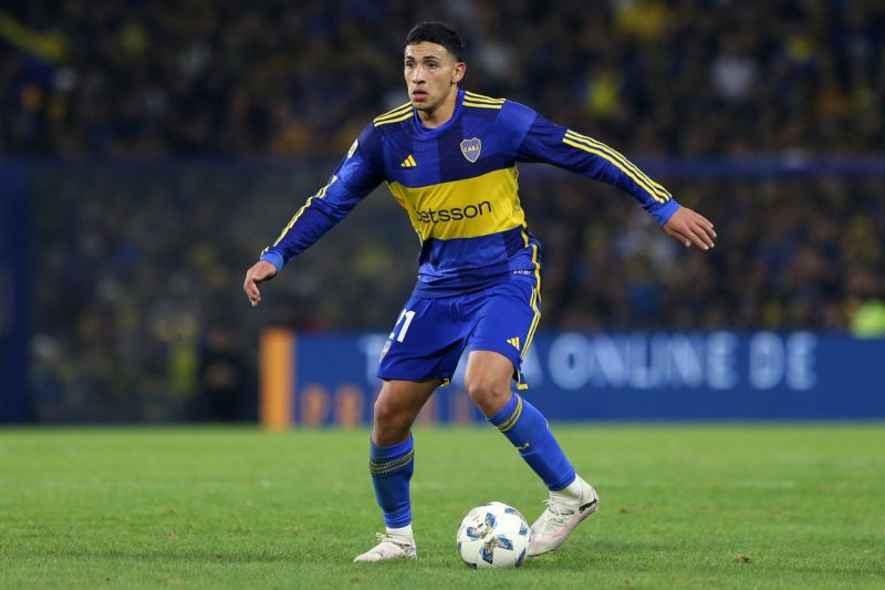 BUENOS AIRES, ARGENTINA - MAY 25: Ezequiel Fernandez of Boca Juniors controls the ball during a Liga Profesional 2024 match between Boca Juniors an...