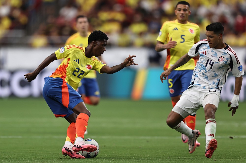 GLENDALE, ARIZONA: Yaser Asprilla of Colombia challenges for the ball with Orlando Galo of Costa Rica during the CONMEBOL Copa America 2024 Group D match between Colombia and Costa Rica at State Farm Stadium on June 28, 2024. (Photo by Omar Vega/Getty Images)