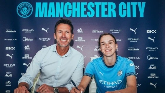 Vivianne Miedema signing for Manchester City (Photo via ManCity.com)