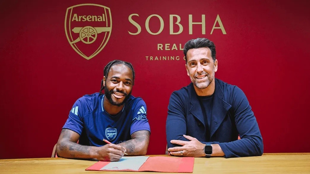 Raheem Sterling signs for Arsenal with Edu Gaspar (Photo via Arsenal.com)