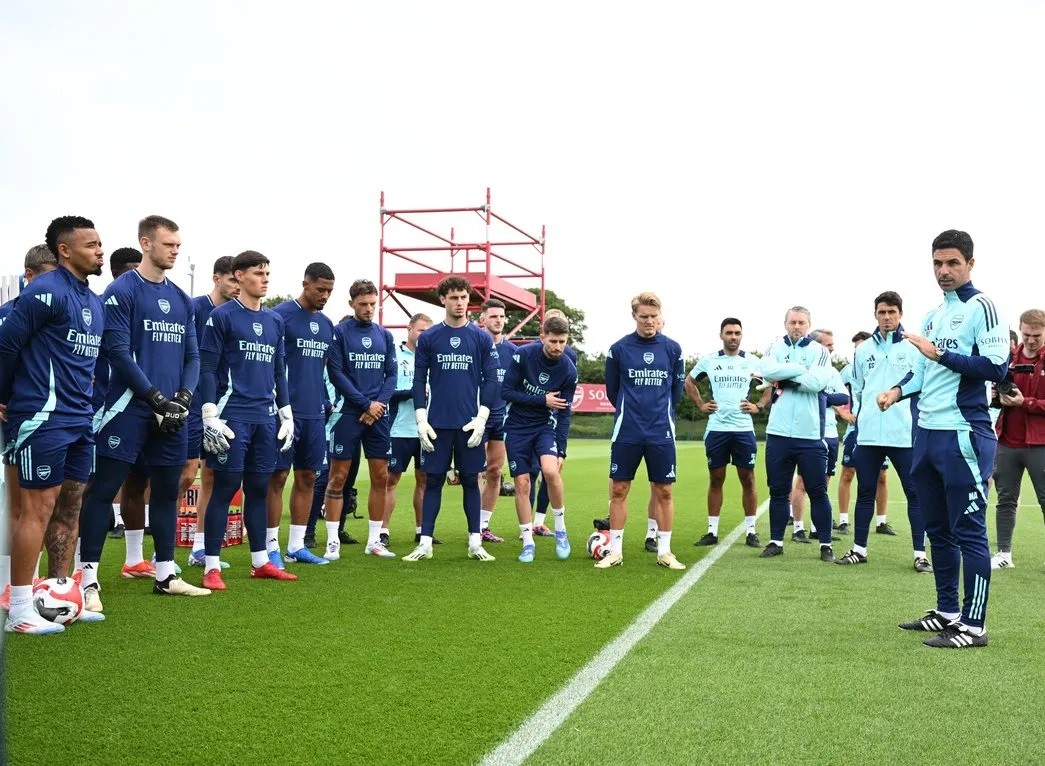 Alexei Rojas (front row 3L) and Tommy Setford (6L) in training with Arsenal (Photo via Arsenal.com)