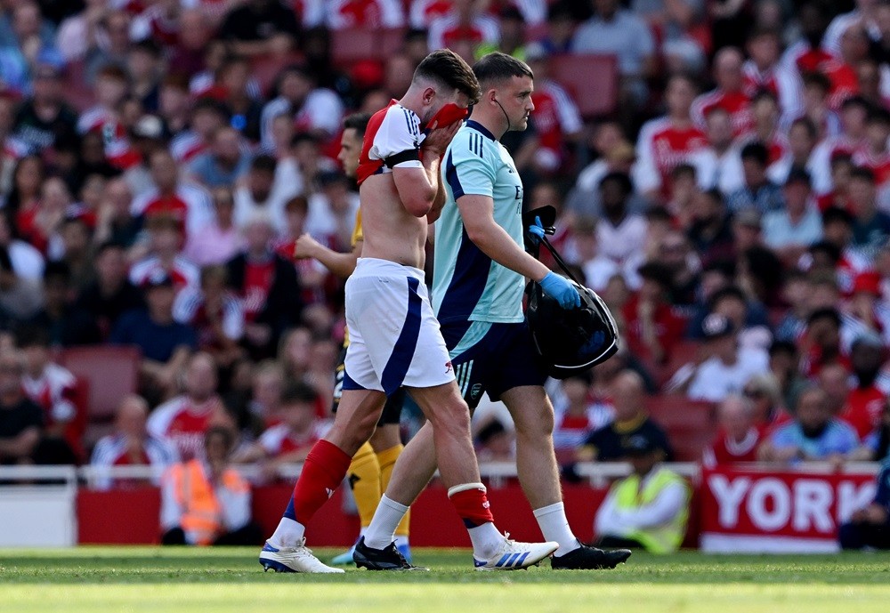 LONDON, ENGLAND: Declan Rice of Arsenal reacts with an injury as he is substituted off during the Premier League match between Arsenal FC and Wolve...