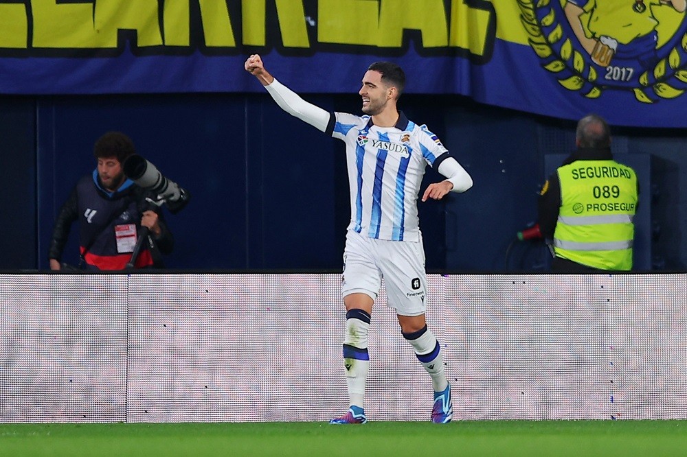 VILLARREAL, SPAIN: Mikel Merino of Real Sociedad celebrates scoring their team's first goal during the LaLiga EA Sports match between Villarreal CF...