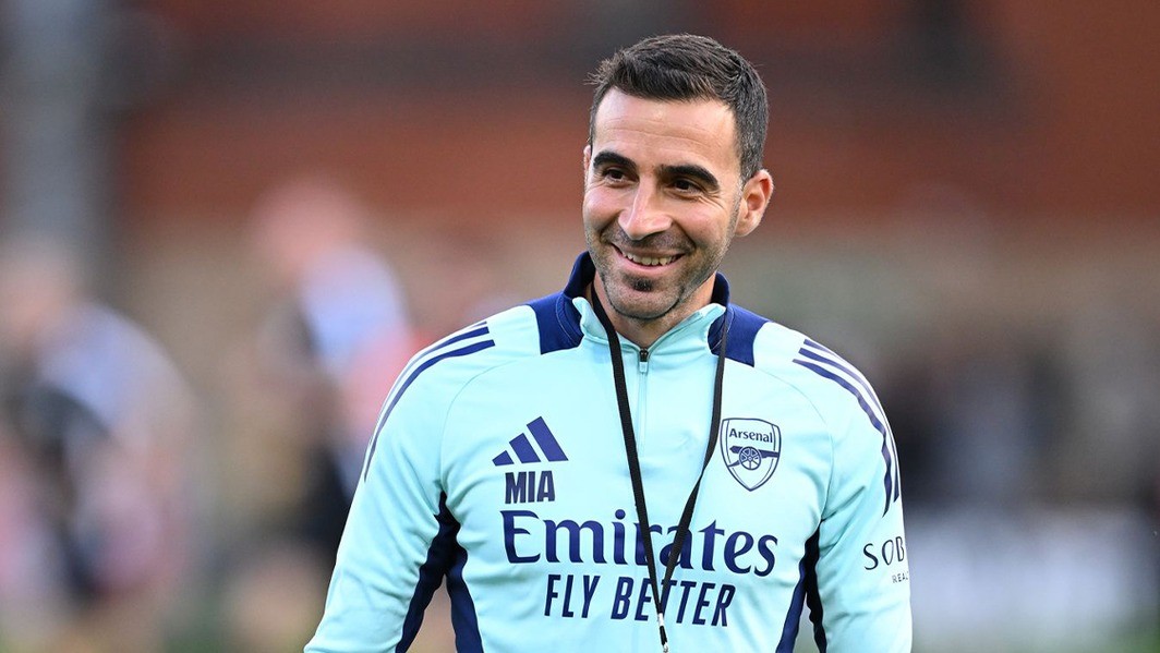 Mehmet Ali coaching the Arsenal u21s (Photo via Arsenal.com)