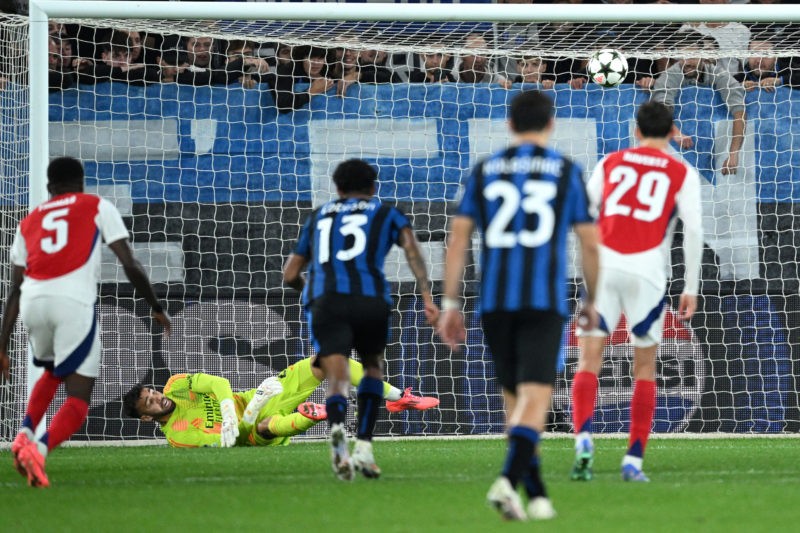 BERGAMO, ITALY - SEPTEMBER 19: David Raya of Arsenal reacts as he saves a penalty from Mateo Retegui of Atalanta during the UEFA Champions League 2...