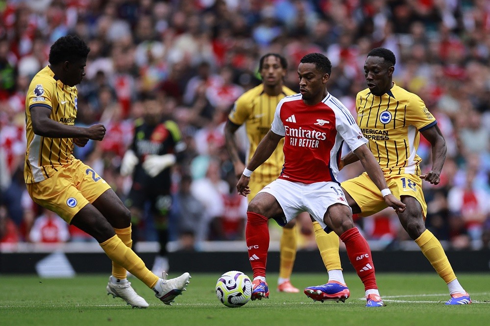 Arsenal's Jurrien Timber (C) challenges Brighton's Carlos Baleba and Danny Welbeck during the English Premier League football match between Arsenal and Brighton and Hove Albion at the Emirates Stadium in London on August 31, 2024. (Photo by BENJAMIN CREMEL/AFP via Getty Images)