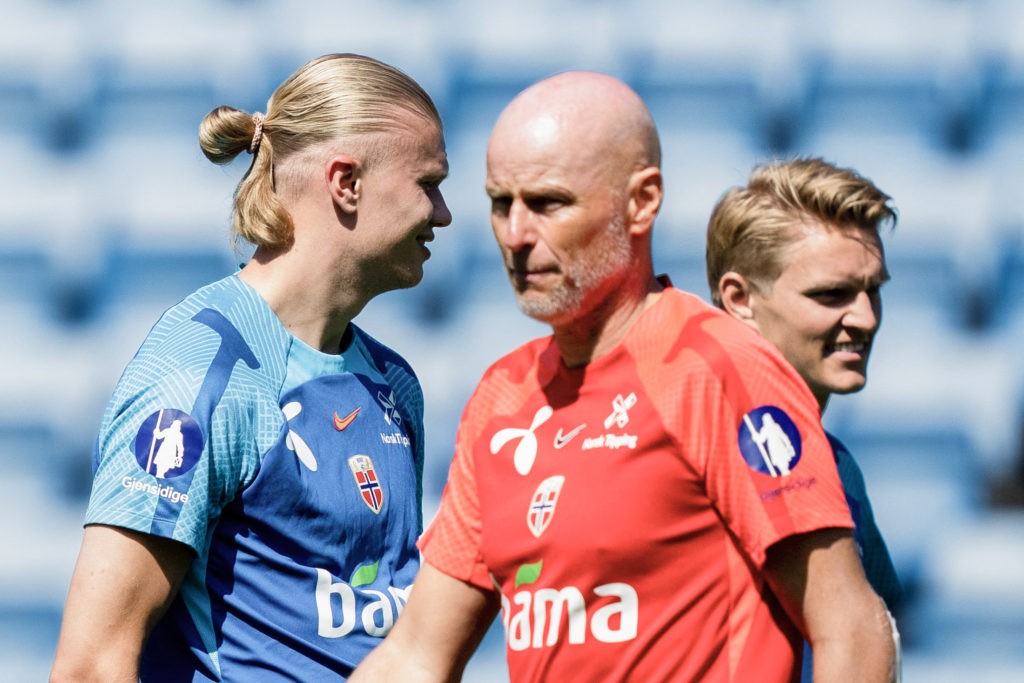 Norway's coach Staale Solbakken (C) oversees a training session with Norway's men's national football team with Norway's forward Erling Braut Haland (L) and Norway's midfielder Martin Odegaard at the Ullevaal stadium in Oslo on June 14, 2023 before the European Championship qualifiers against Scotland on June 17, 2023. (Photo by Fredrik Varfjell / NTB / AFP) / Norway OUT (Photo by FREDRIK VARFJELL/NTB/AFP via Getty Images)