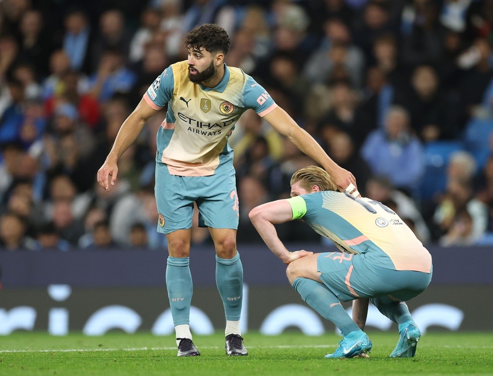 MANCHESTER, ENGLAND: Kevin De Bruyne and Josko Gvardiol of Manchester City react during the UEFA Champions League 2024/25 League Phase MD1 match be...