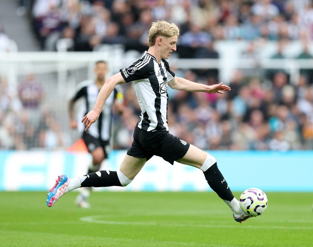 NEWCASTLE UPON TYNE, ENGLAND: Anthony Gordon of Newcastle United runs with the ball during the Premier League match between Newcastle United FC and...