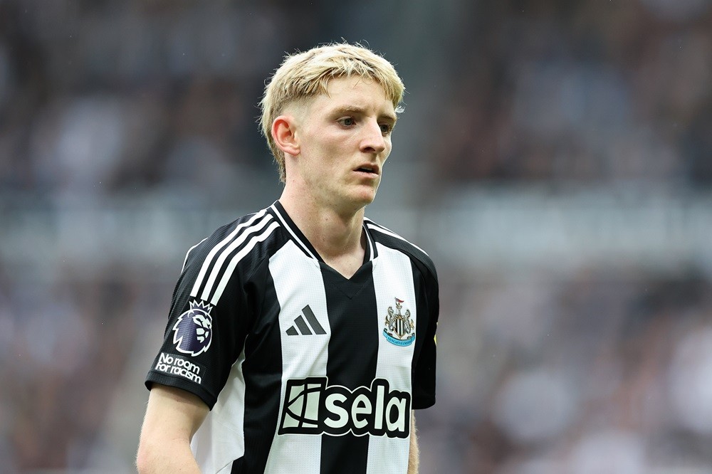 NEWCASTLE UPON TYNE, ENGLAND: Anthony Gordon of Newcastle United looks on during the Premier League match between Newcastle United FC and Tottenham...