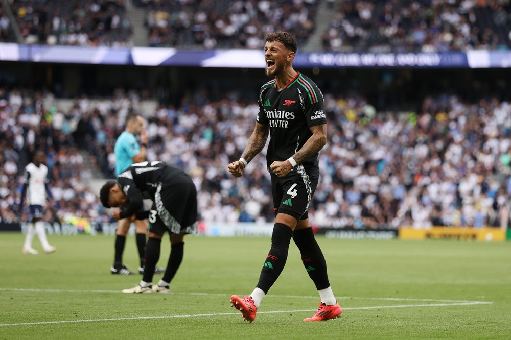 LONDON, ENGLAND: Ben White of Arsenal celebrates victory in the Premier League match between Tottenham Hotspur FC and Arsenal FC at Tottenham Hotspur Stadium on September 15, 2024. (Photo by Alex Pantling/Getty Images)