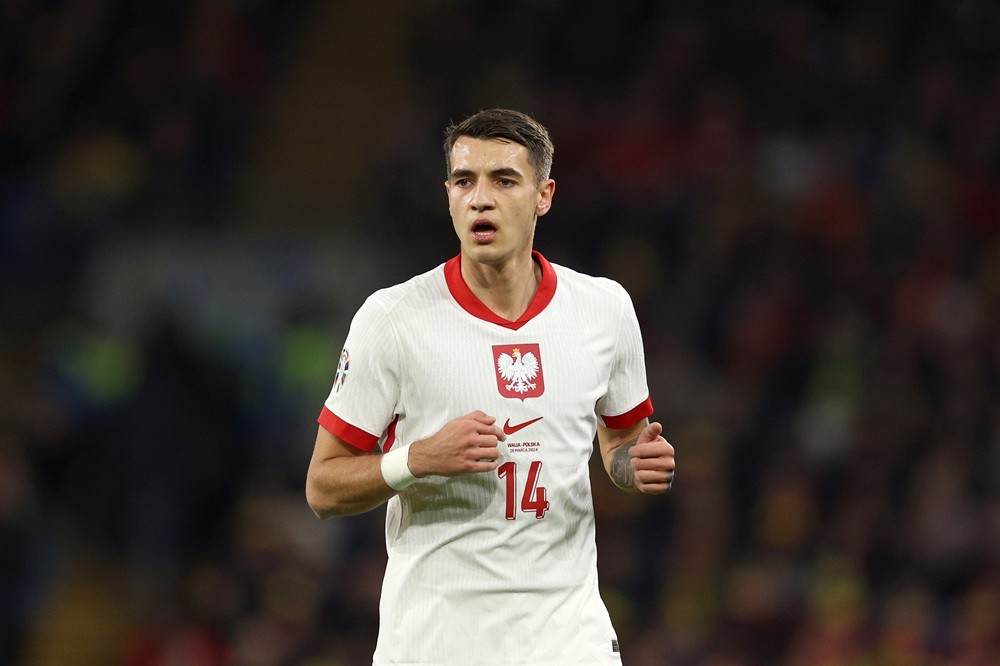 CARDIFF, WALES: Jakub Kiwior of Poland in action during the UEFA EURO 2024 Play-Offs semifinal match between Wales and Poland/Estonia at Cardiff City Stadium on March 26, 2024 in Cardiff, Wales. (Photo by Richard Heathcote/Getty Images)