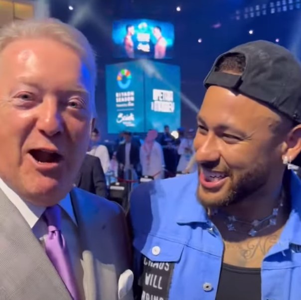 Frank Warren jokes with Neymar (Photo via TNT Sports)