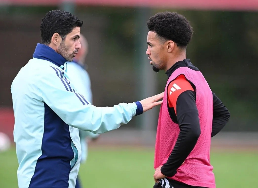 Mikel Arteta and Ethan Nwaneri (Photo via Arsenal.com)