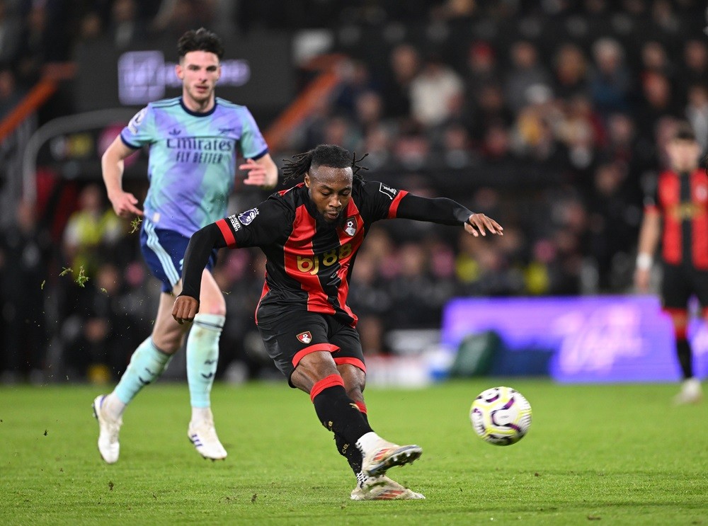 BOURNEMOUTH, ENGLAND: Antoine Semenyo of AFC Bournemouth shoots and misses during the Premier League match between AFC Bournemouth and Arsenal FC a...