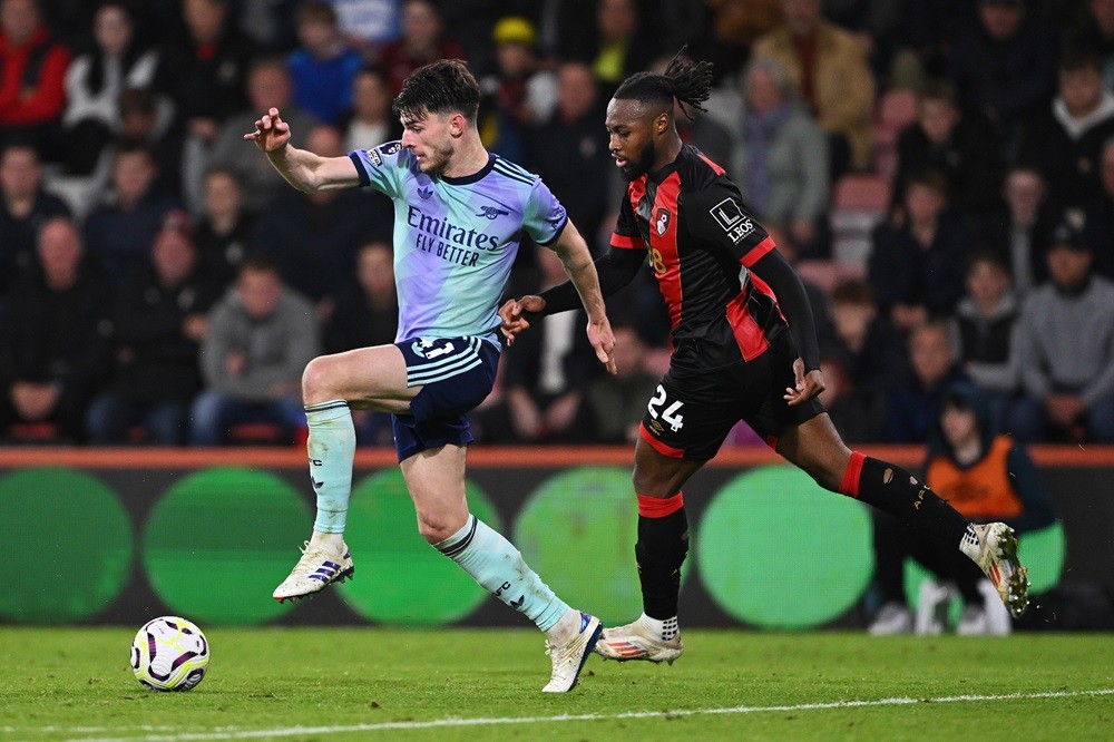 BOURNEMOUTH, ENGLAND: Declan Rice of Arsenal runs with the ball whilst under pressure from Antoine Semenyo of AFC Bournemouth during the Premier League match between AFC Bournemouth and Arsenal FC at Vitality Stadium on October 19, 2024. (Photo by Mike Hewitt/Getty Images)