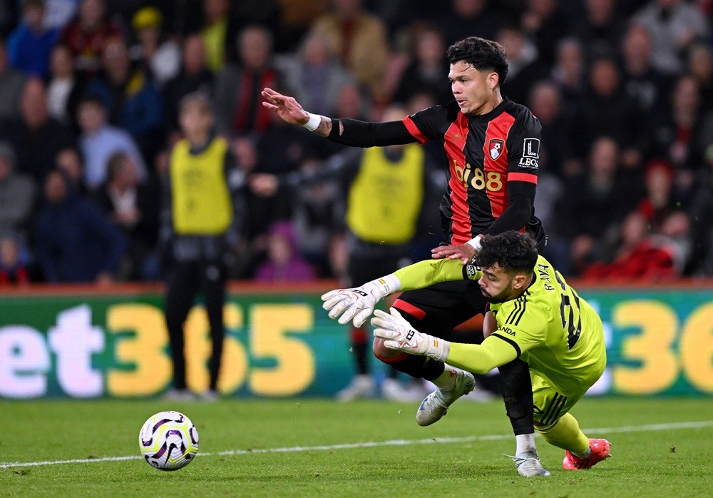 BOURNEMOUTH, ENGLAND: David Raya of Arsenal clashes with Evanilson of AFC Bournemouth in the box, leading to a penalty awarded to AFC Bournemouth d...