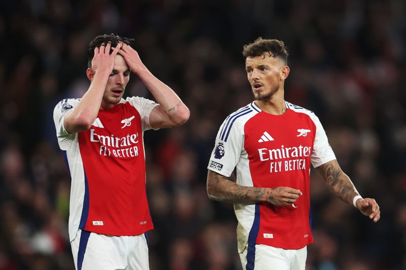 LONDON, ENGLAND - OCTOBER 27: Declan Rice and Ben White of Arsenal look dejected after the Premier League match between Arsenal FC and Liverpool FC at Emirates Stadium on October 27, 2024 in London, England. (Photo by Alex Pantling/Getty Images)