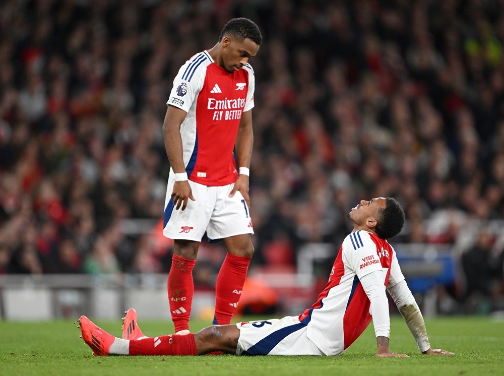 LONDON, ENGLAND: Gabriel of Arsenal reacts as he appears to be injured as he speaks to Jurrien Timber during the Premier League match between Arsenal FC and Liverpool FC at Emirates Stadium on October 27, 2024. (Photo by Shaun Botterill/Getty Images)