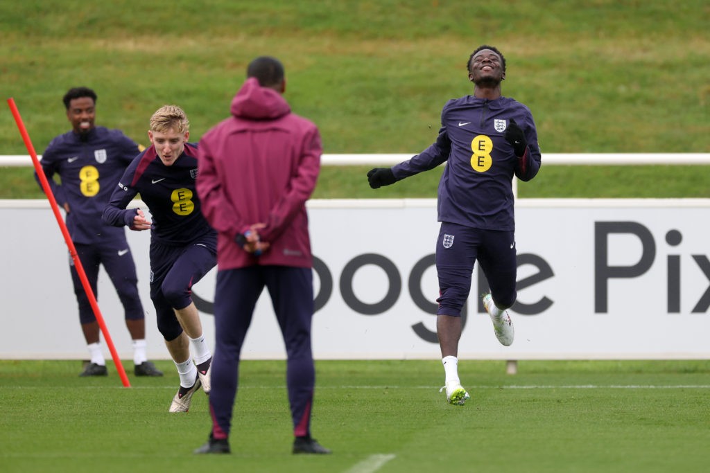 BURTON-UPON-TRENT, ENGLAND - OCTOBER 09: Anthony Gordon and Bukayo Saka of England run during a training session at St Georges Park on October 09, 2024 in Burton-upon-Trent, England. (Photo by Carl Recine/Getty Images)