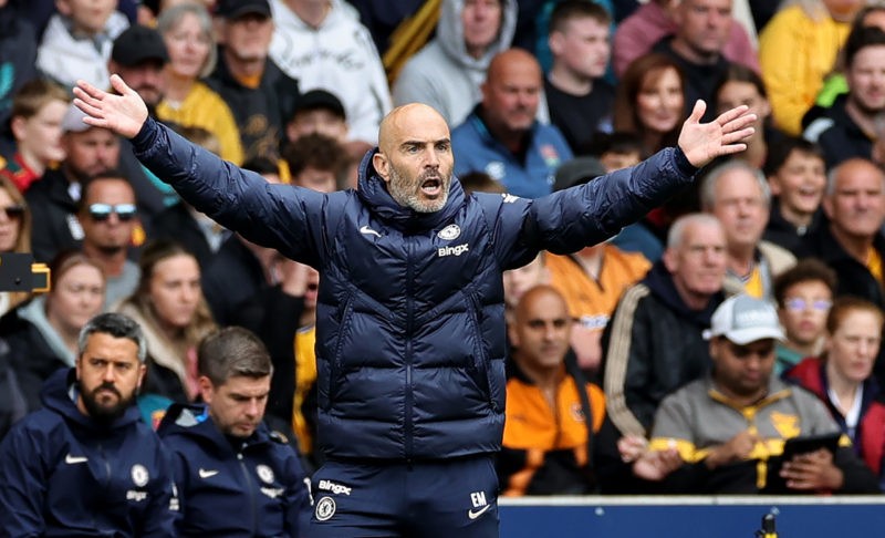 Chelsea boss: We can't compete with Arsenal 2 WOLVERHAMPTON, ENGLAND - AUGUST 25: Enzo Maresca, the Chelsea manager shouts instructions during the Premier League match between Wolverhampton Wanderers FC and Chelsea FC at Molineux on August 25, 2024 in Wolverhampton, England. (Photo by David Rogers/Getty Images)