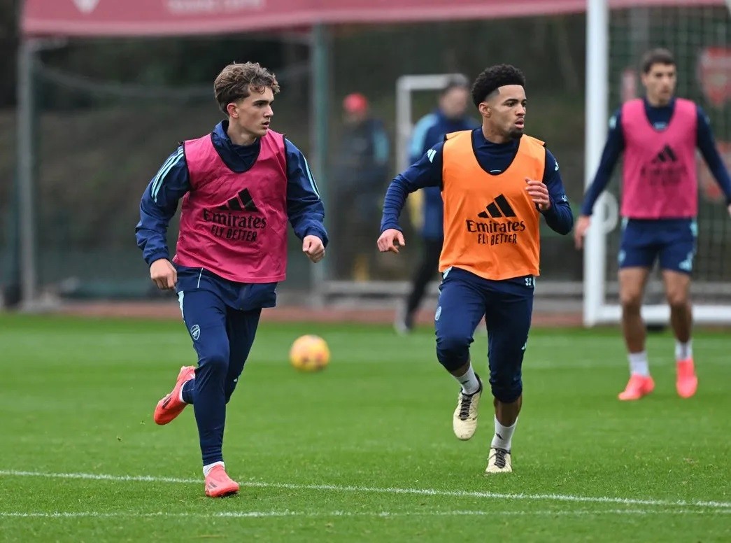 Max Dowman (L) in training with the Arsenal first team (Photo via Arsenal.com)