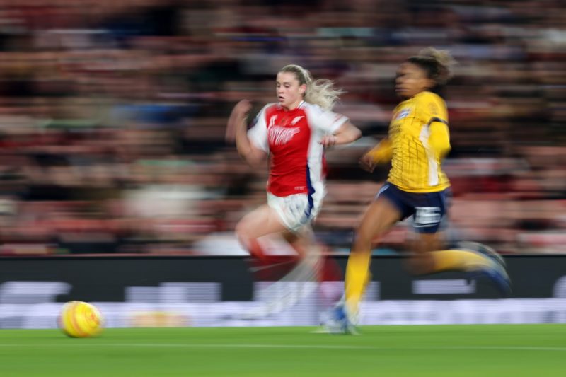 LONDON, ENGLAND - NOVEMBER 08: Alessia Russo of Arsenal runs with the ball whilst under pressure from Jorelyn Carabali of Brighton & Hove Albion during the Barclays Women's Super League match between Arsenal and Brighton & Hove Albion at Emirates Stadium on November 08, 2024 in London, England. (Photo by Paul Harding/Getty Images)