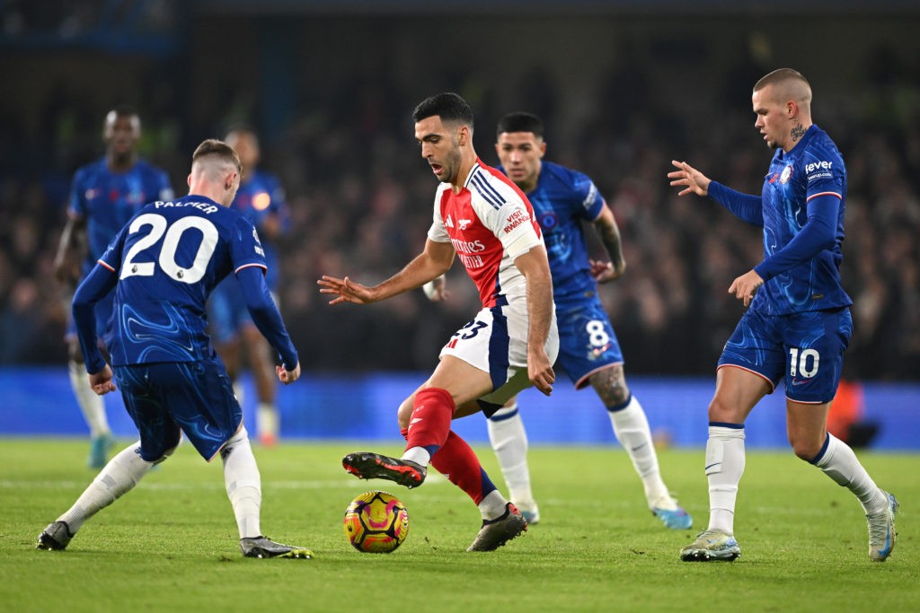 Chelsea star could now return early from injury to face Arsenal 4 LONDON, ENGLAND - NOVEMBER 10: Mikel Merino of Arsenal is surrounded by Cole Palmer, Enzo Fernandez and Mykhaylo Mudryk of Chelsea during the Premier League match between Chelsea FC and Arsenal FC at Stamford Bridge on November 10, 2024 in London, England. (Photo by Mike Hewitt/Getty Images)