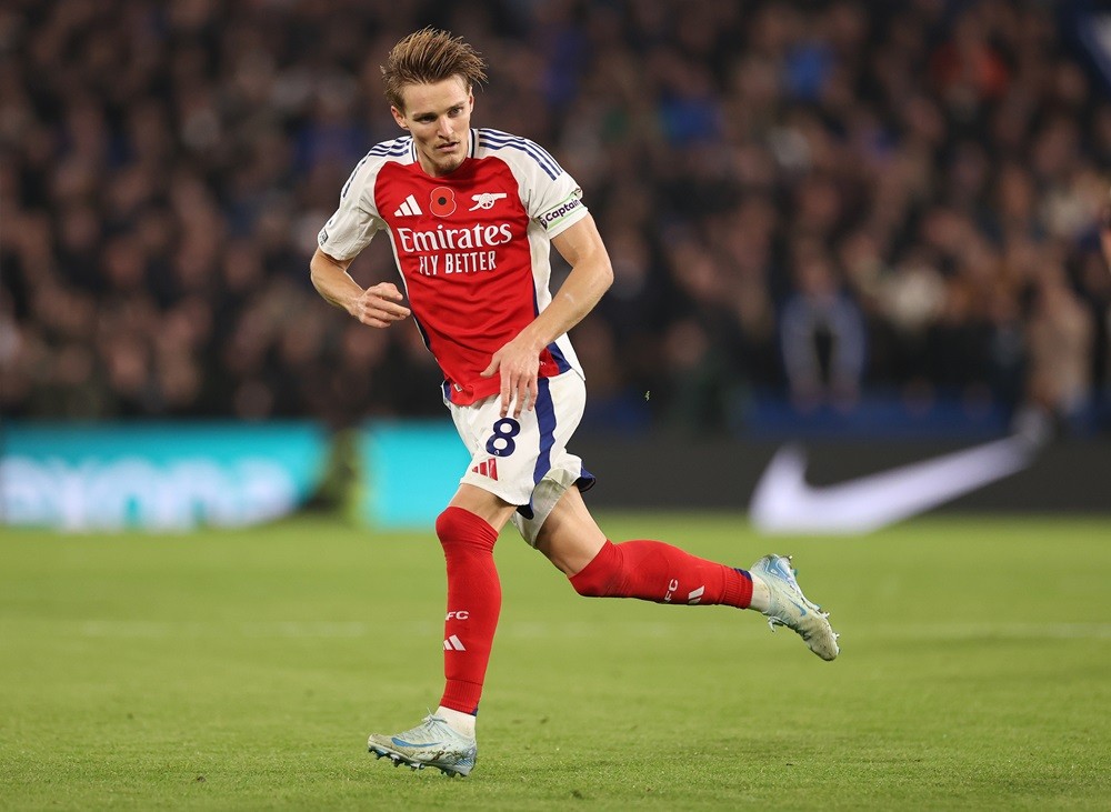 LONDON, ENGLAND: Martin Odegaard of Arsenal controls the ball during the Premier League match between Chelsea FC and Arsenal FC at Stamford Bridge ...