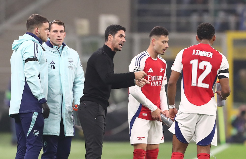 MILAN, ITALY: Mikel Arteta, Manager of Arsenal, interacts with Gabriel Martinelli and Jurrien Timber of Arsenal during the UEFA Champions League 2024/25 League Phase MD4 match between FC Internazionale Milano and Arsenal FC at Stadio San Siro on November 06, 2024. (Photo by Marco Luzzani/Getty Images)