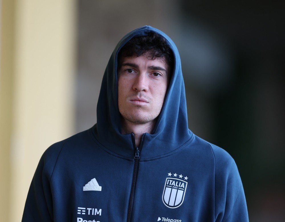 Injury latest on Inter Milan star after limping off pre-Arsenal clash 2 FLORENCE, ITALY: Alessandro Bastoni of Italy looks on prior to the Italy training session at Centro Tecnico Federale di Coverciano on October 08, 2024. (Photo by Claudio Villa/Getty Images)
