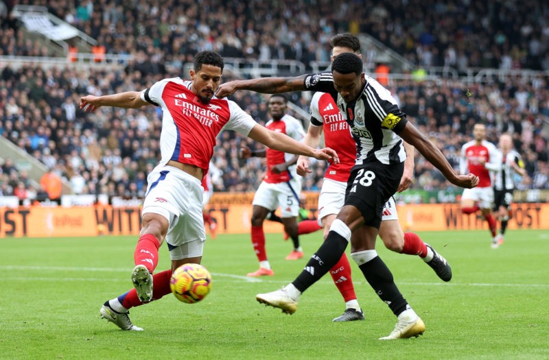 NEWCASTLE UPON TYNE, ENGLAND - NOVEMBER 02: Joe Willock of Newcastle United shoots whilst under pressure from William Saliba of Arsenal during the ...
