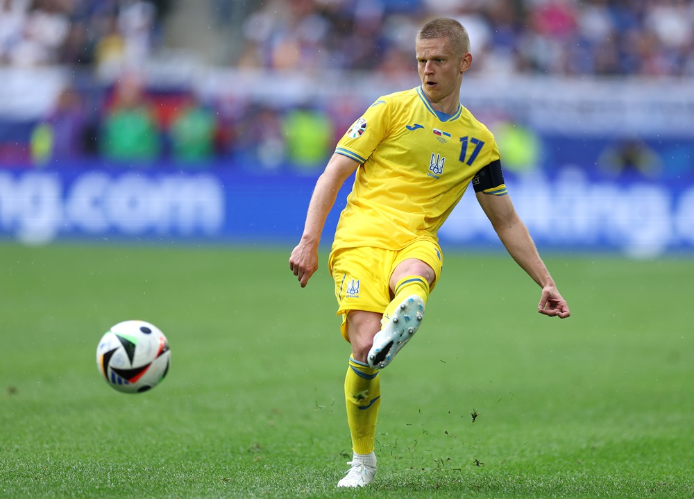 DUSSELDORF, GERMANY: Oleksandr Zinchenko of Ukraine controls the ball during the UEFA EURO 2024 group stage match between Slovakia and Ukraine at Düsseldorf Arena on June 21, 2024. (Photo by Kevin C. Cox/Getty Images)