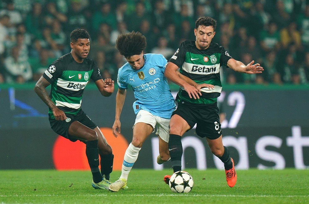 LISBON, PORTUGAL: Pedro Goncalves of Sporting CP controls the ball under pressure by Rico Lewis of Manchester City during the UEFA Champions League 2024/25 League Phase MD4 match between Sporting Clube de Portugal and Manchester City at Estadio Jose Alvalade on November 05, 2024. (Photo by Gualter Fatia/Getty Images)