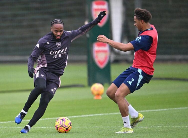 Lennon Patterson (R) trains with the Arsenal first team (Photo via Arsenal.com)