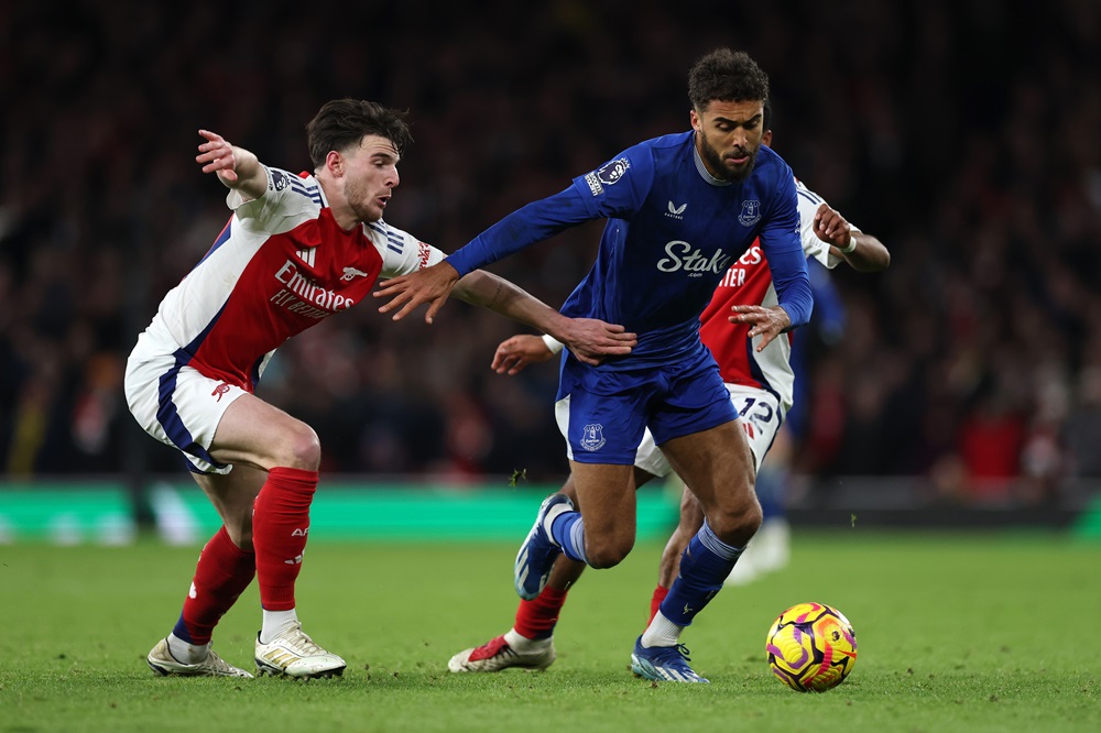 LONDON, ENGLAND: Dominic Calvert-Lewin of Everton runs with the ball whilst under pressure from Declan Rice of Arsenal during the Premier League match between Arsenal FC and Everton FC at Emirates Stadium on December 14, 2024. (Photo by Richard Heathcote/Getty Images)
