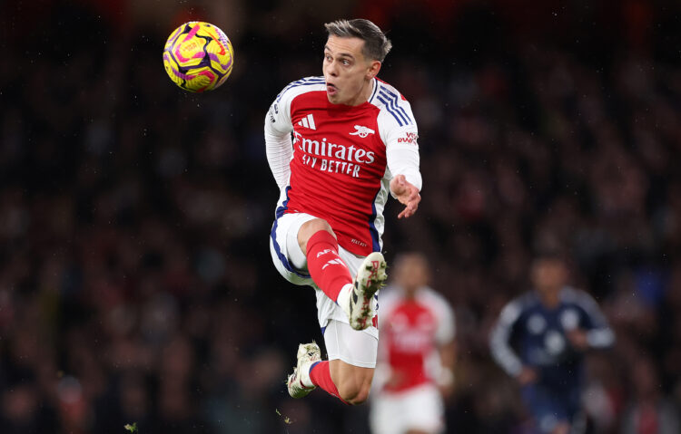 LONDON, ENGLAND - DECEMBER 04: Leandro Trossard of Arsenal controls the ball during the Premier League match between Arsenal FC and Manchester Unit...