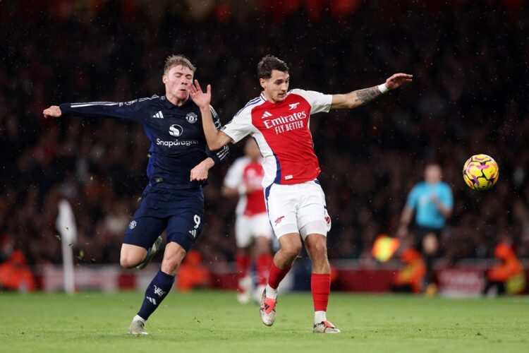 LONDON, ENGLAND: Jakub Kiwior is challenged by Rasmus Hojlund of Manchester United during the Premier League match between Arsenal FC and Mancheste...