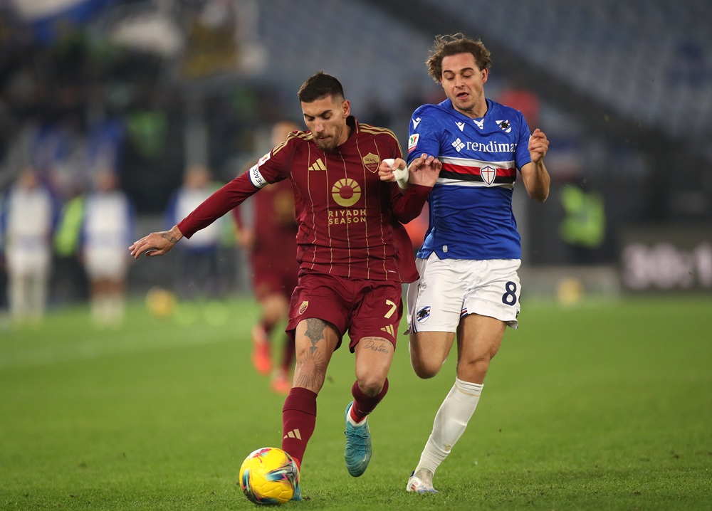 Arsenal interested in AS Roma midfielder 4 ROME, ITALY: Lorenzo Pellegrini of AS Roma is challenged by Nikola Sekulov of Sampdoria during the Coppa Italia Third Round match between AS Roma and Sampdoria at Stadio Olimpico on December 18, 2024. (Photo by Paolo Bruno/Getty Images)