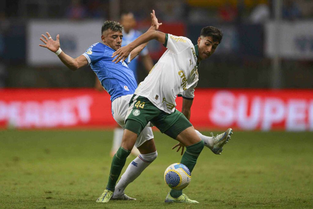 SALVADOR, BRAZIL - NOVEMBER 20: Luciano Rodriguez (L) of Bahia and Vitor Reis (R) of Palmeiras fight for the ball during a match between Bahia and Palmeiras as part of Brasileirao 2024 at Arena Fonte Nova Stadium on November 20, 2024 in Salvador, Brazil. (Photo by Pedro Vilela/Getty Images)