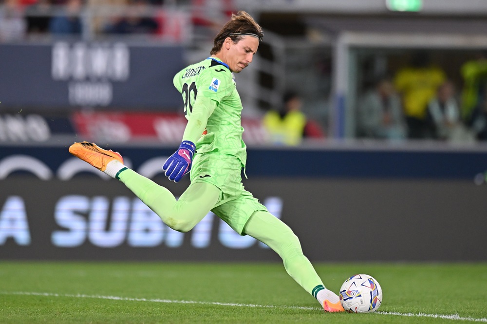 BOLOGNA, ITALY: Marco Carnesecchi of Atalanta BC in action during the Serie A match between Bologna and Atalanta at Stadio Renato Dall'Ara on September 28, 2024. (Photo by Alessandro Sabattini/Getty Images)
