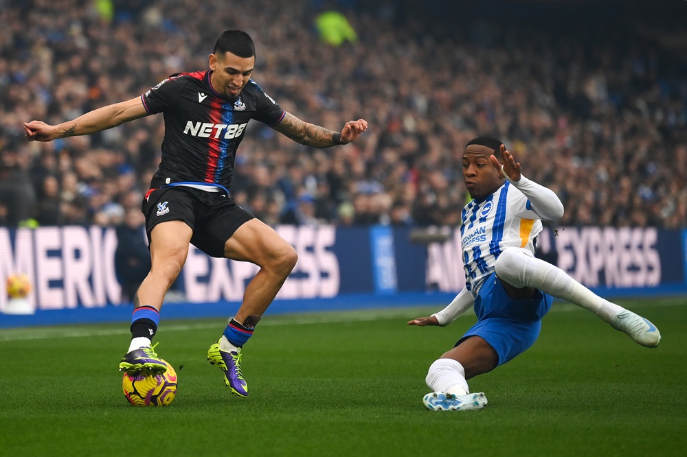 Crystal Palace starter suspended for both games vs Arsenal 3 BRIGHTON, ENGLAND: Daniel Munoz of Crystal Palace is challenged by Pervis Estupinan of Brighton & Hove Albion during the Premier League match between Brighton & Hove Albion FC and Crystal Palace FC at Amex Stadium on December 15, 2024. (Photo by Mike Hewitt/Getty Images)
