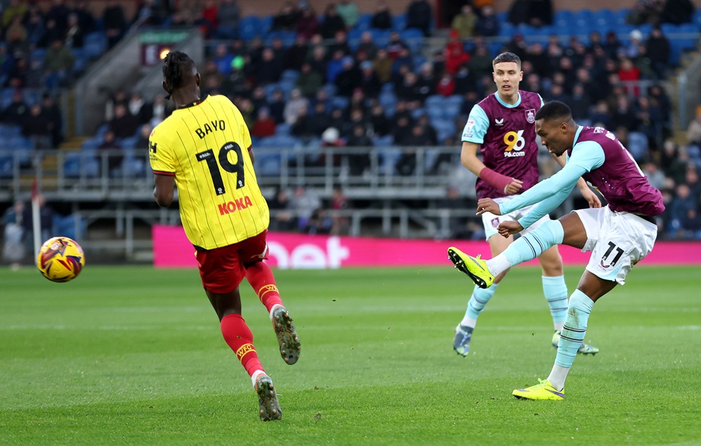 BURNLEY, ENGLAND: Jaidon Anthony of Burnley shoots, under pressure from Vakoun Issouf Bayo of Watford during the Sky Bet Championship match between Burnley FC and Watford FC at Turf Moor on December 21, 2024. (Photo by Molly Darlington/Getty Images)