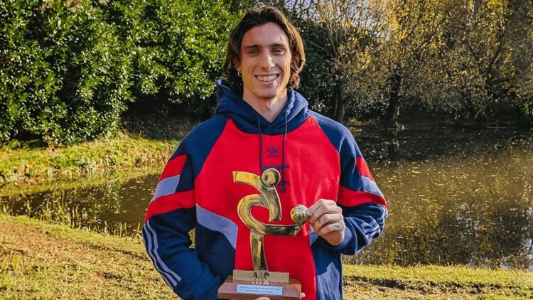 Riccardo Calafiori with his Team of the Year award for 2023/24 (Photo via Arsenal.com)