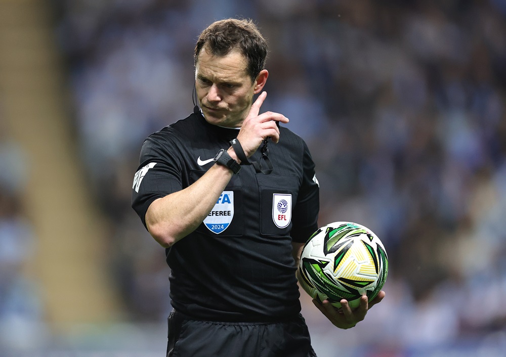 Premier League appoint referee for just his 5th Arsenal game 2 COVENTRY, ENGLAND: Referee Darren England in action during the Carabao Cup Third Round match between Coventry City and Tottenham Hotspur at The Coventry Building Society Arena on September 18, 2024. (Photo by Pete Norton/Getty Images)