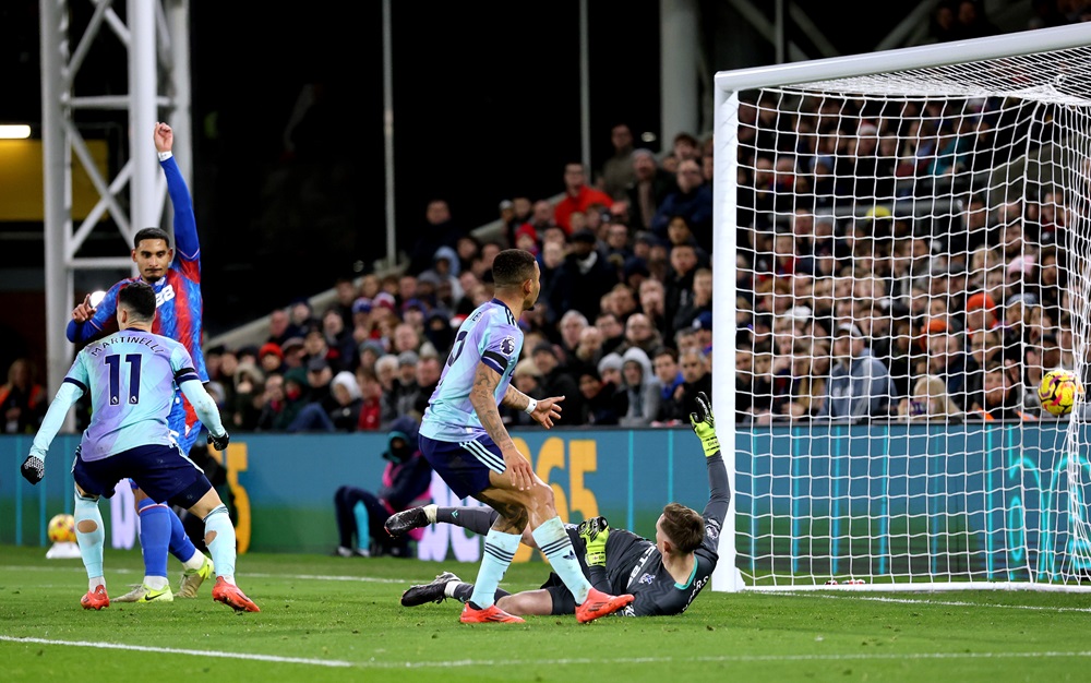 LONDON, ENGLAND: Gabriel Martinelli of Arsenal celebrates scoring his team's fourth goal after Dean Henderson of Crystal Palace fails to make a save during the Premier League match between Crystal Palace FC and Arsenal FC at Selhurst Park on December 21, 2024. (Photo by Julian Finney/Getty Images)