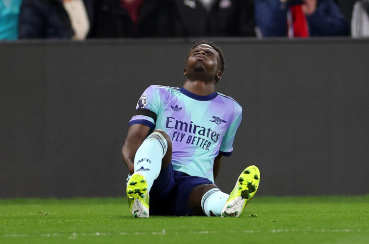 LONDON, ENGLAND - DECEMBER 21: Bukayo Saka of Arsenal reacts after picking up an injury, before receiving medical treatment and later leaving the f...
