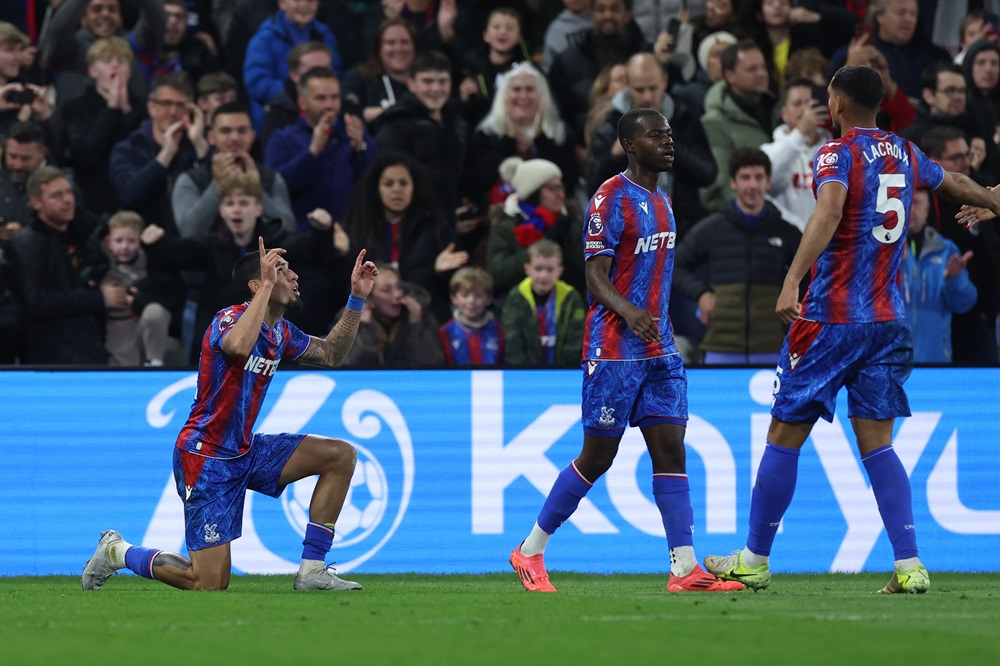 Crystal Palace starter suspended for both games vs Arsenal 4 LONDON, ENGLAND: Daniel Munoz of Crystal Palace celebrates scoring his team's first goal during the Premier League match between Crystal Palace FC and Newcastle United FC at Selhurst Park on November 30, 2024. (Photo by Eddie Keogh/Getty Images)