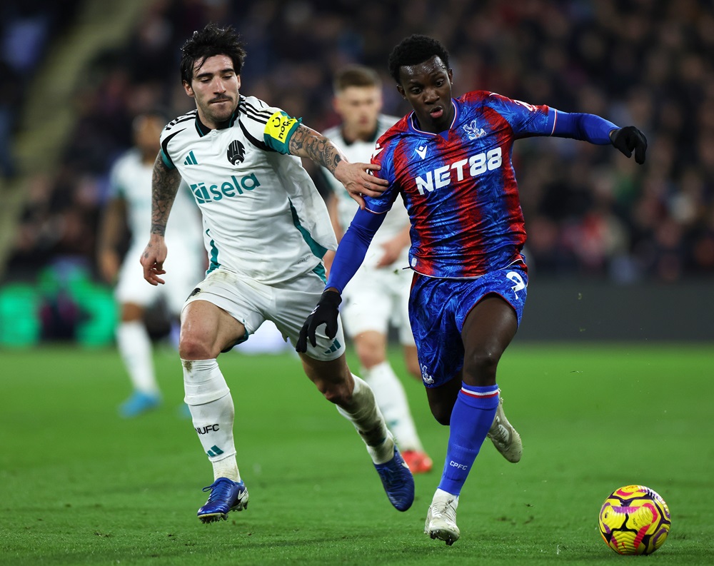 Former Gunner provides assist ahead of 2 games vs Arsenal 4 LONDON, ENGLAND: Eddie Nketiah of Crystal Palace runs with the ball whilst under pressure from Sandro Tonali of Newcastle United during the Premier League match between Crystal Palace FC and Newcastle United FC at Selhurst Park on November 30, 2024. (Photo by Eddie Keogh/Getty Images)